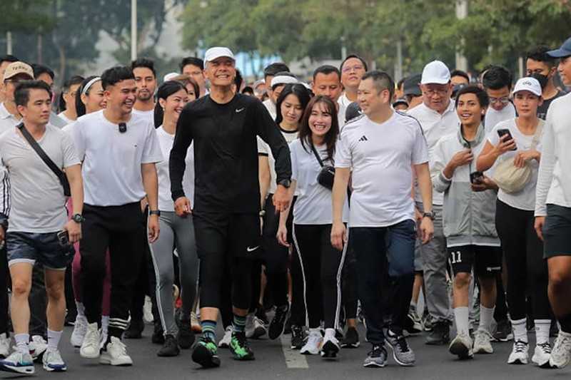 Momen HT dan Ganjar Pranowo Jalan Pagi Bareng di Kawasan CFD Jakarta - Bagian 4