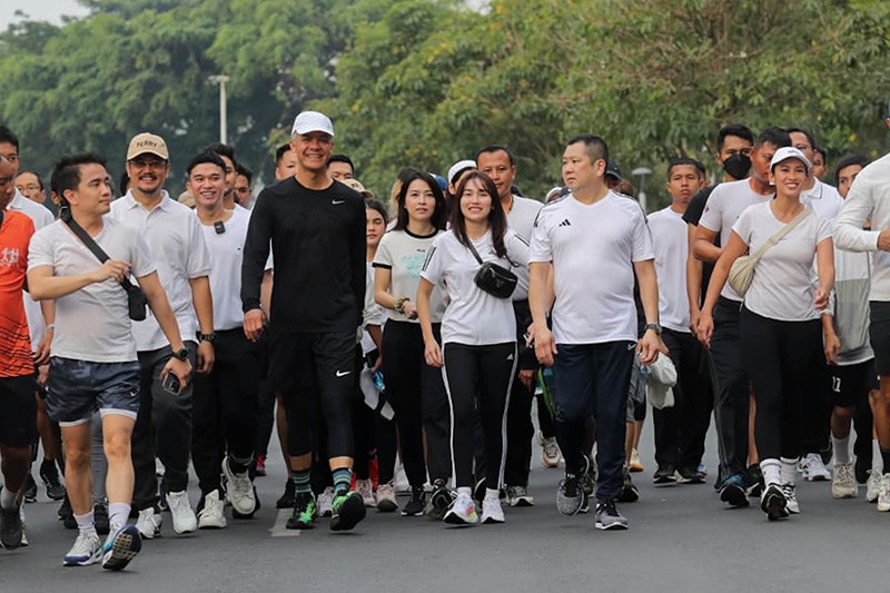 Momen HT dan Ganjar Pranowo Jalan Pagi Bareng di Kawasan CFD Jakarta - Bagian 2