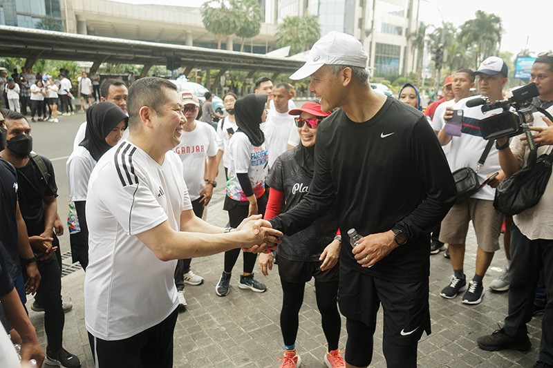 Momen HT dan Ganjar Pranowo Jalan Pagi Bareng di Kawasan CFD Jakarta - Bagian 7
