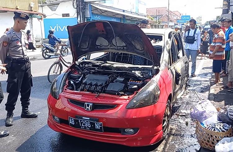 Korsleting Listrik Mobil Honda Jazz Terbakar di Gunungkidul