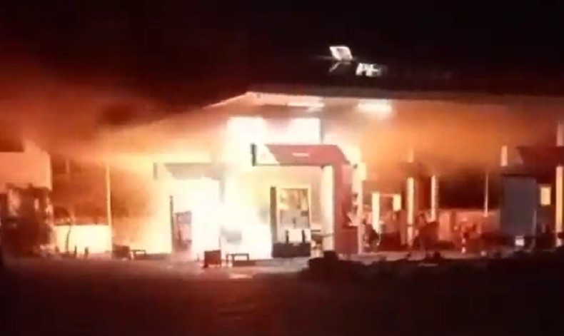 title Motor Terbakar di SPBU Makassar usai Isi BBM, Diduga karena Korsleting Kelistrikan Motor Terbakar di SPBU Makassar usai Isi BBM, Diduga karena Korsleting Kelistrikan