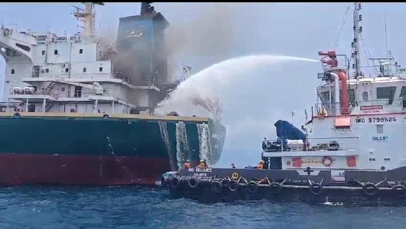 title Kapal Kargo Terbakar di Perairan Lampung, 26 Penumpang Berhasil Dievakuasi Kapal Kargo Terbakar di Perairan Lampung, 26 Penumpang Berhasil Dievakuasi