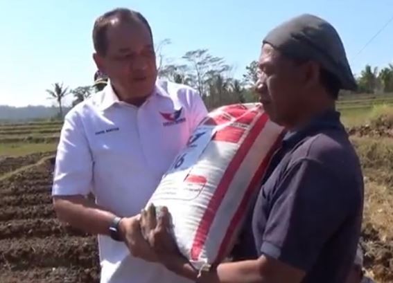 Bantu Petani di Semarang, Bacaleg Partai Perindo Bagikan Pupuk Gratis