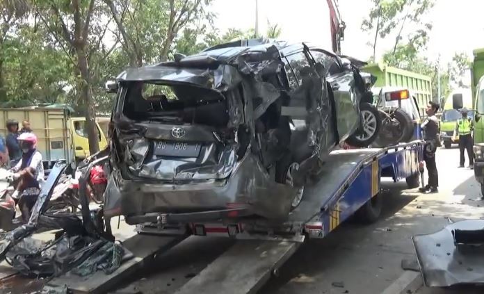 Kecelakaan Beruntun Hari Ini di Palembang, Innova Tabrak 2 Truk hingga Ringsek