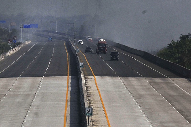 Jalan Tol Cibitung-Cilincing Diselimuti Asap Kebakaran Sampah - Bagian 2