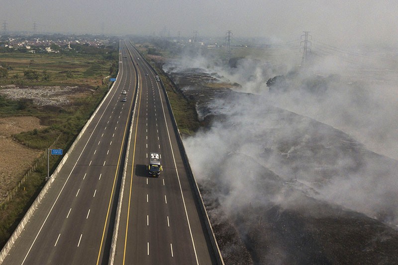Jalan Tol Cibitung-Cilincing Diselimuti Asap Kebakaran Sampah - Bagian 3