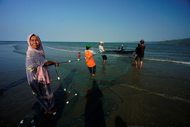 Nelayan Konawe Jaring Ikan saat Air Laut Pasang, Hasil Dibagikan Gratis - Bagian 2