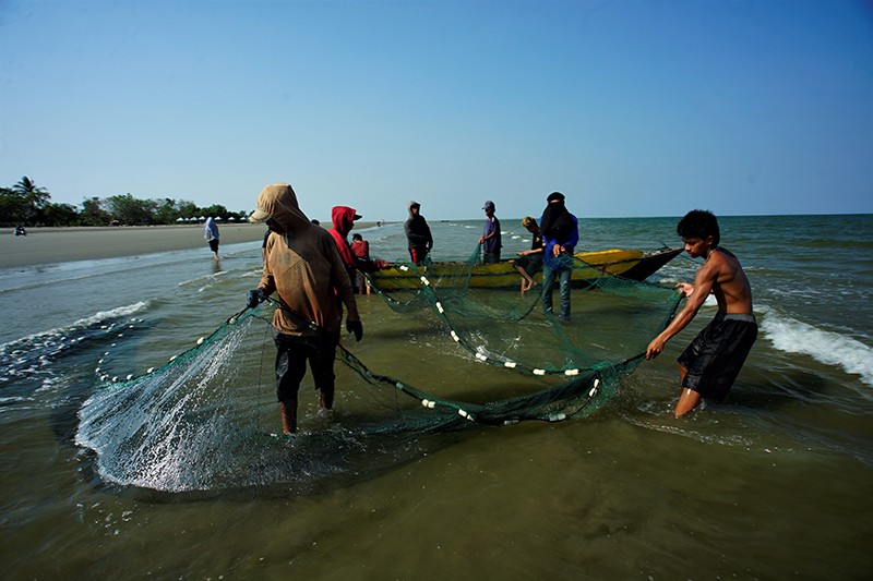Nelayan Konawe Jaring Ikan saat Air Laut Pasang, Hasil Dibagikan Gratis - Bagian 3