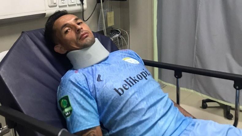 title Pemain Naturalisasi Pingsan usai Benturan Keras saat Laga Persela vs Persekat Pemain Naturalisasi Pingsan usai Benturan Keras saat Laga Persela vs Persekat