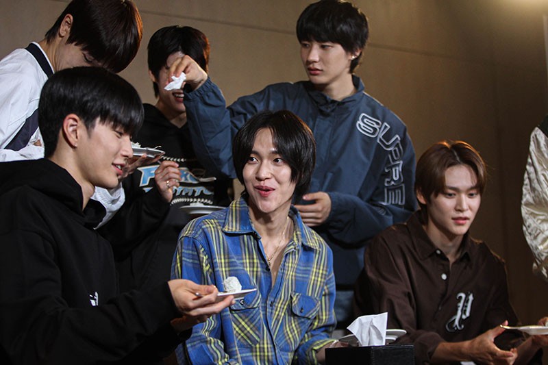 Respons Personel Boyband Korsel RIIZE Cicipi Kue Lapis hingga Es Cendol - Bagian 6