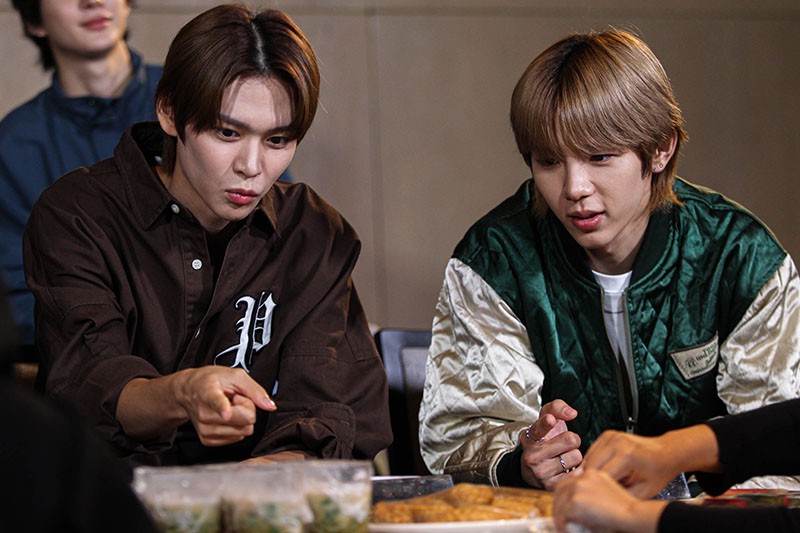 Respons Personel Boyband Korsel RIIZE Cicipi Kue Lapis hingga Es Cendol - Bagian 5