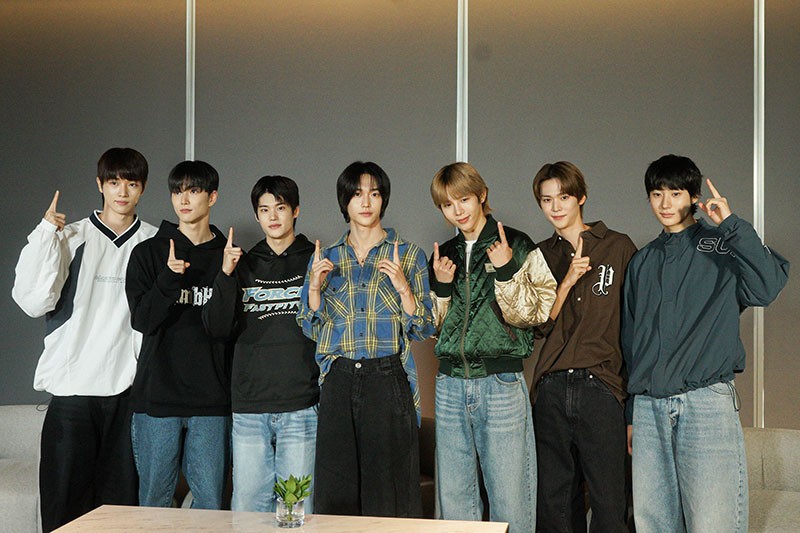 Respons Personel Boyband Korsel RIIZE Cicipi Kue Lapis hingga Es Cendol - Bagian 1