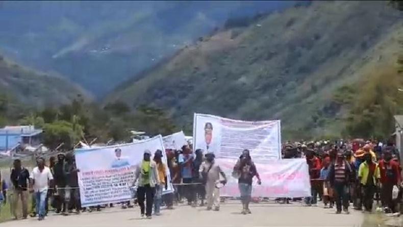 Ribuan Warga Demo di Tolikara, Minta Masa Jabatan Pj Bupati Marthen Kogoya Diperpanjang