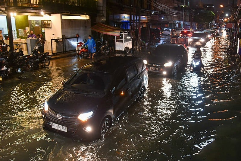 Kota Medan Terendam Banjir akibat Sistem Drainase Buruk - Bagian 3