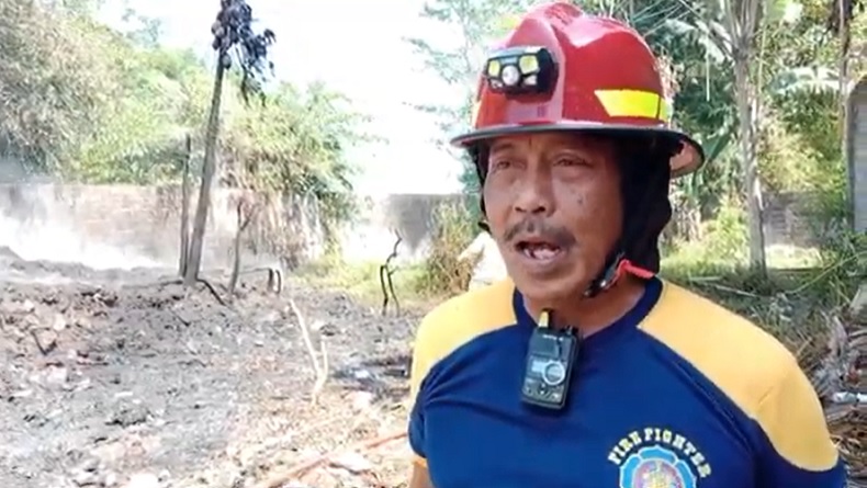 title Bakar Sampah Sembarangan, Gudang di Jalan Wolter Monginsidi Jember Ludes Terbakar Bakar Sampah Sembarangan, Gudang di Jalan Wolter Monginsidi Jember Ludes Terbakar