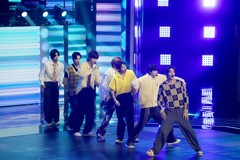 Boyband Korea Selatan RIIZE Meriahkan Indonesian Television Awards 2023 - Bagian 2
