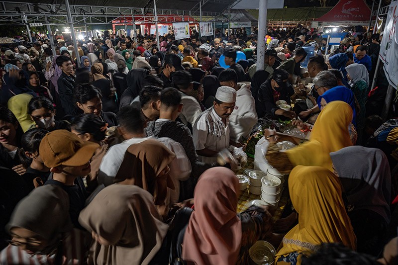 Pesta Makan Gratis Syukuran HUT ke-45 Kota Palu, Ribuan Hidangan Disajikan - Bagian 2