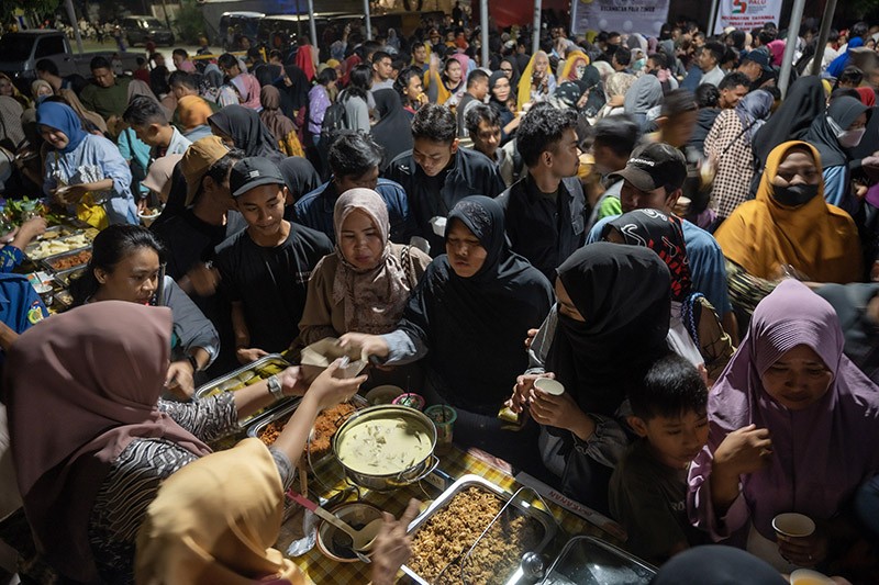 Pesta Makan Gratis Syukuran HUT ke-45 Kota Palu, Ribuan Hidangan Disajikan - Bagian 1