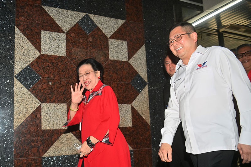 Berbaju Kotak-Kotak, Ganjar Hadiri Rapat TPN bersama Ketum Parpol Pendukung - Bagian 2