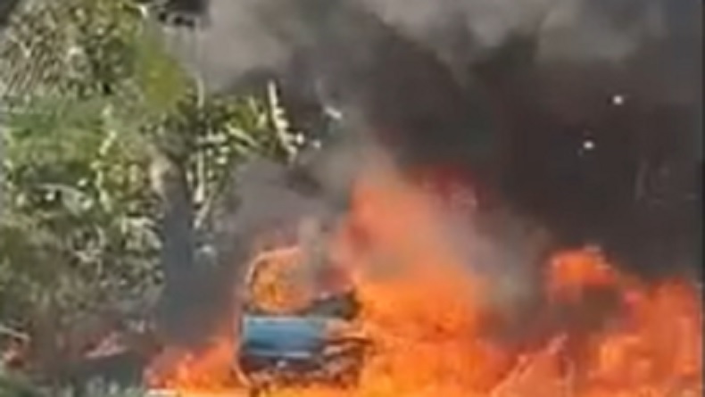 Mobil Angkut Solar Terbakar Hebat di Sampang, Warga Panik Takut Api Merembet ke Permukiman