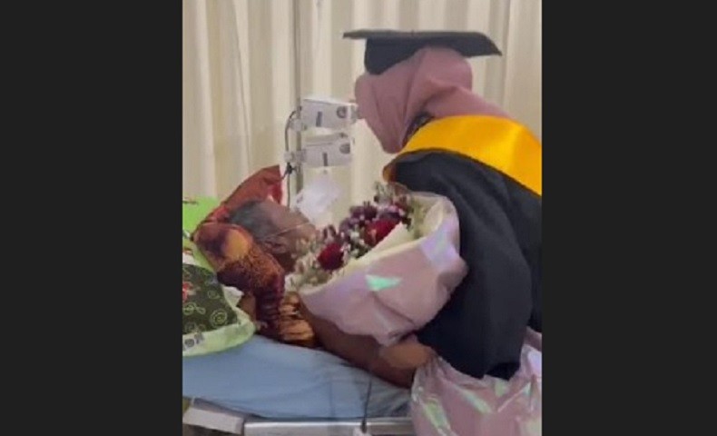 title Video Viral Mahasiswi Lampung Kehilangan Ayah Tercinta di Hari Wisuda, Sempat Cium Tangan Video Viral Mahasiswi Lampung Kehilangan Ayah Tercinta di Hari Wisuda, Sempat Cium Tangan