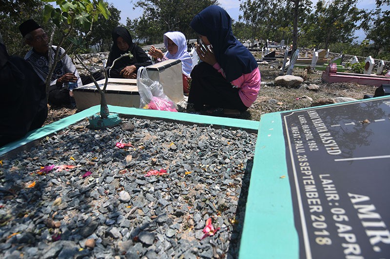 Pemakaman Massal Korban Tsunami dan Likuefaksi Palu 5 Tahun Lalu Dipenuhi Peziarah - Bagian 2