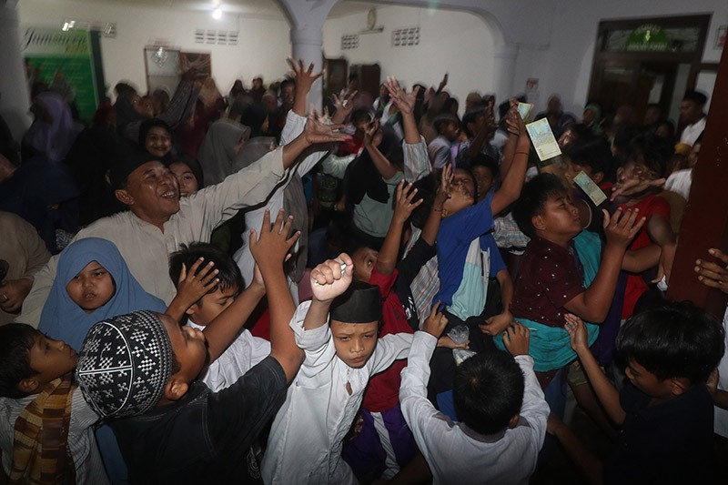 Tradisi Berebut Koin dan Uang Kertas Peringati Maulid Nabi Muhammad SAW - Bagian 1