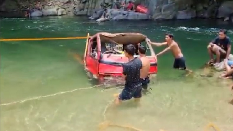 title Kecelakaan di Luwu Utara, Truk Bermuatan 2 Ton Beras Terjun ke Jurang Masuk Sungai Kecelakaan di Luwu Utara, Truk Bermuatan 2 Ton Beras Terjun ke Jurang Masuk Sungai