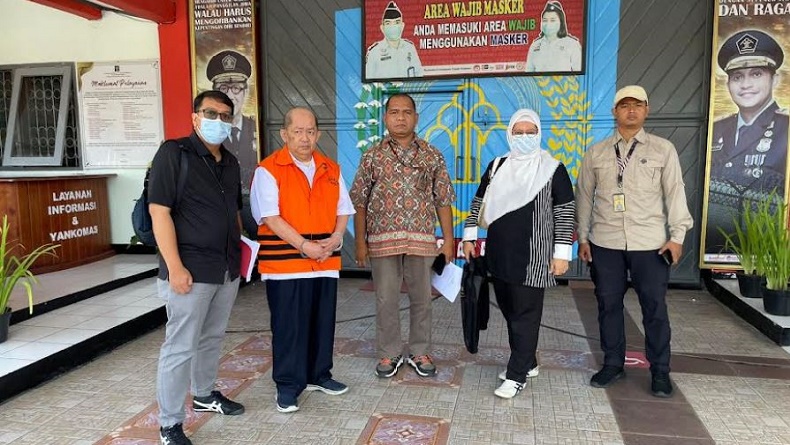 Suap Eks Bupati Buru Selatan Rp400 Juta, Liem Sin Tiong Dijebloskan ke Lapas Ambon