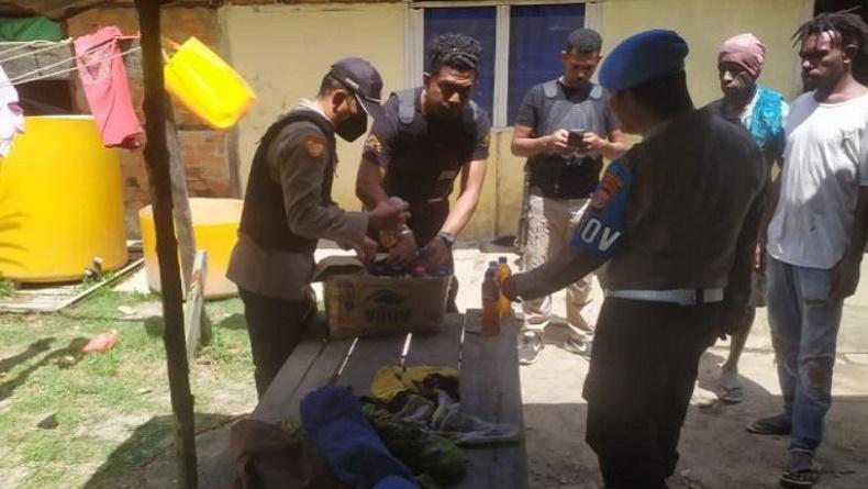 Razia Miras di Merauke, 23 Botol Sopi Diamankan dari Rumah Pegawai Honorer