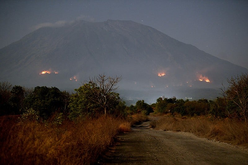 Kebakaran Lereng Gunung Agung Telihat Jelas pada Malam Hari - Bagian 1