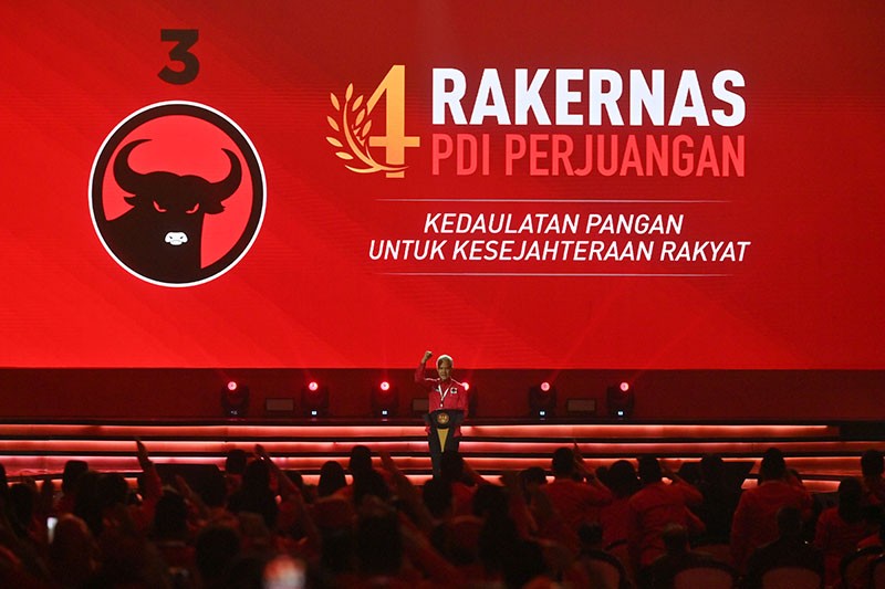 Momen Ganjar dan Jokowi Gandeng Megawati saat Rakernas IV PDI Perjuangan - Bagian 3