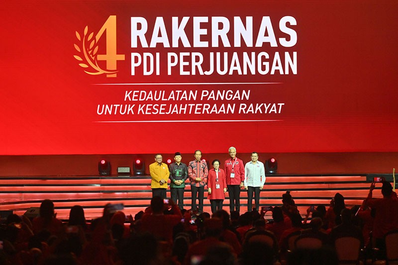 Momen Ganjar dan Jokowi Gandeng Megawati saat Rakernas IV PDI Perjuangan - Bagian 2