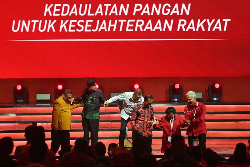 Momen Ganjar dan Jokowi Gandeng Megawati saat Rakernas IV PDI Perjuangan - Bagian 1