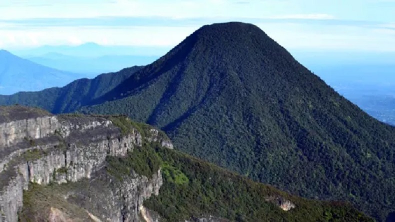 10 Gunung di Bogor, Tawarkan Sensasi Berbeda di Kawasan Legenda 
