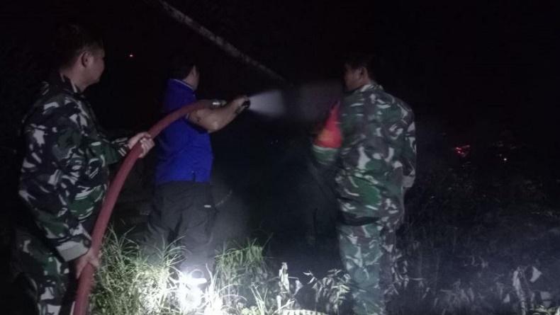 Tak Kenal Lelah, Anggota Kodim 0420 Sarko Padamkan Karhutla Siang hingga Malam