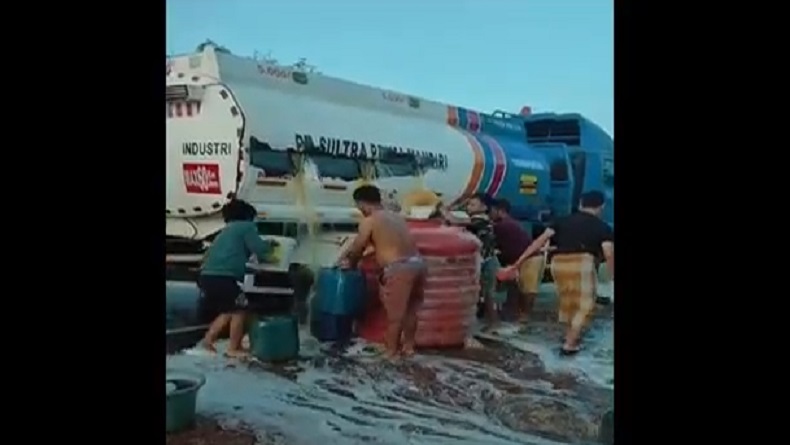 title Viral Kecelakaan Truk Pengangkut BBM di Konawe, Warga Berebut Solar sampai Bawa Jeriken Viral Kecelakaan Truk Pengangkut BBM di Konawe, Warga Berebut Solar sampai Bawa Jeriken