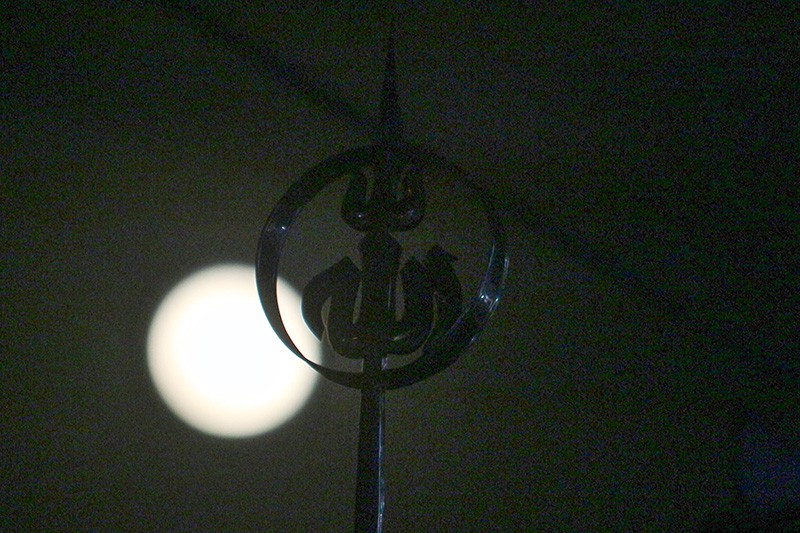 Penampakan Fenomena Supermoon Terakhir Tahun Ini - Bagian 3