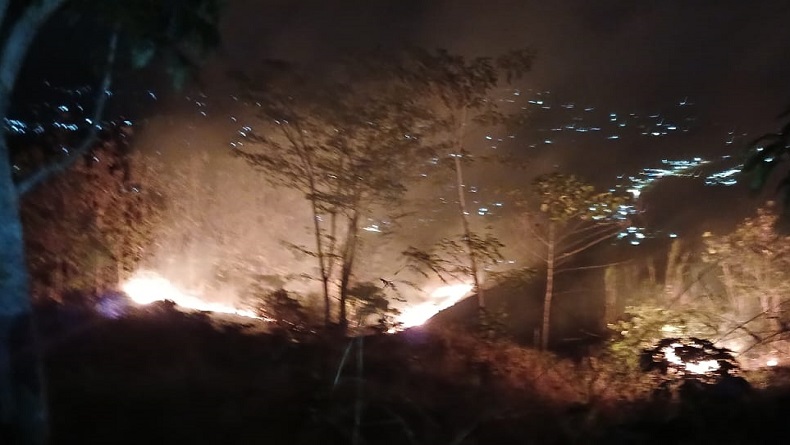 Puncak Darma Geopark Ciletuh Sukabumi Terbakar, Api Berkobar hingga Malam