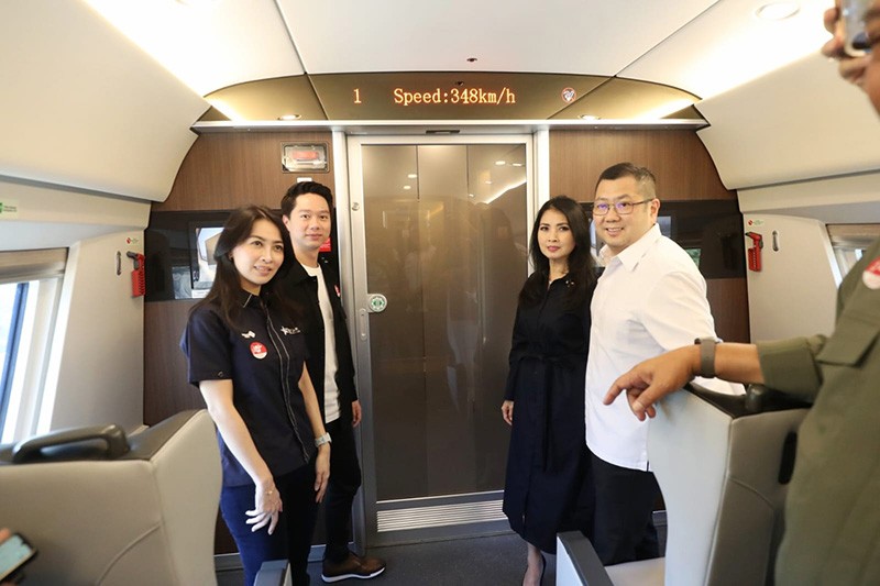 Momen Hary Tanoesoedibjo Jajal Kereta Cepat Whoosh - Bagian 3