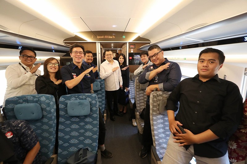 Momen Hary Tanoesoedibjo Jajal Kereta Cepat Whoosh - Bagian 4