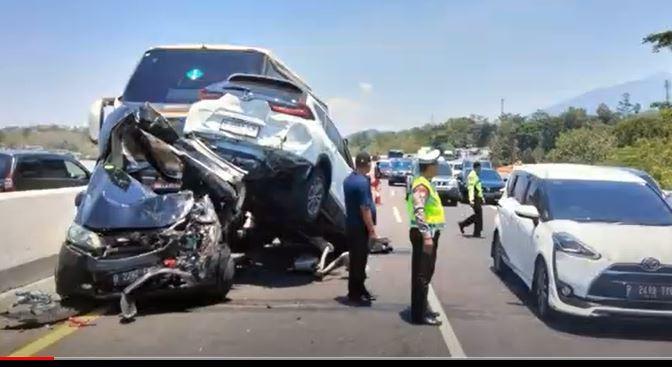 6 Kendaraan Kecelakaan Beruntun di Tol Semarang Selesai Dievakuasi, Lalin Kembali Lancar
