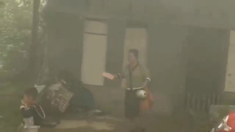 Karhutla Dekati Permukiman, Warga Palangka Raya Panik Berhamburan Selamatkan Diri