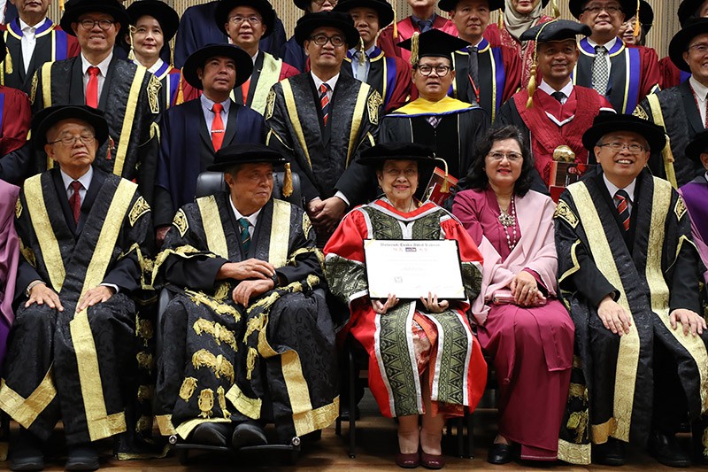 Senyum Megawati Soekarnoputri Terima Gelar Doktor Kehormatan UTAR Malaysia - Bagian 3