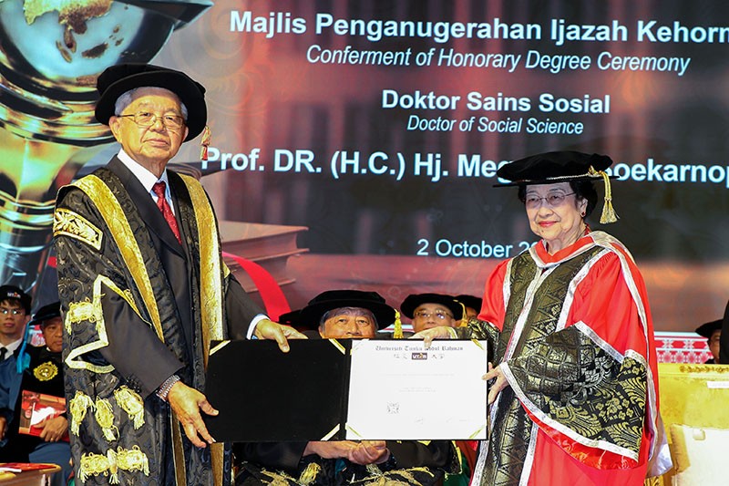Senyum Megawati Soekarnoputri Terima Gelar Doktor Kehormatan UTAR Malaysia - Bagian 2