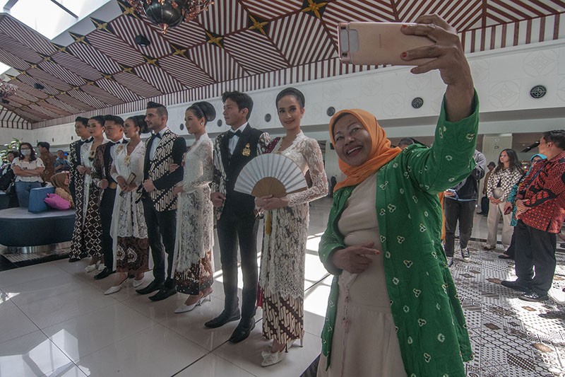 Peragaan Busana Batik di Bandara Adi Soemarmo Boyolali - Bagian 2