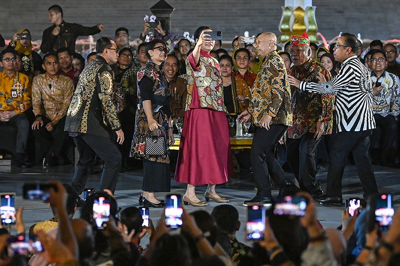 Gaya Para Menteri Kabinet Indonesia Maju Selfie saat Istana Berbatik - Bagian 1