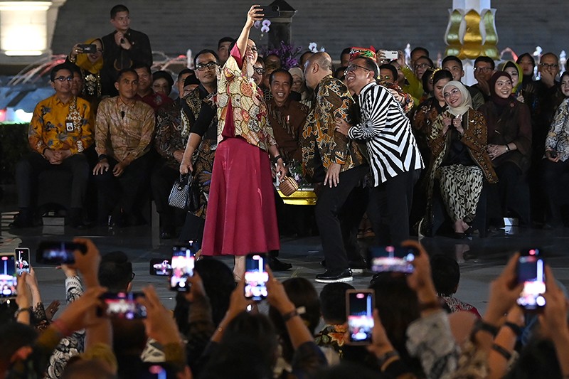 Gaya Para Menteri Kabinet Indonesia Maju Selfie saat Istana Berbatik - Bagian 2