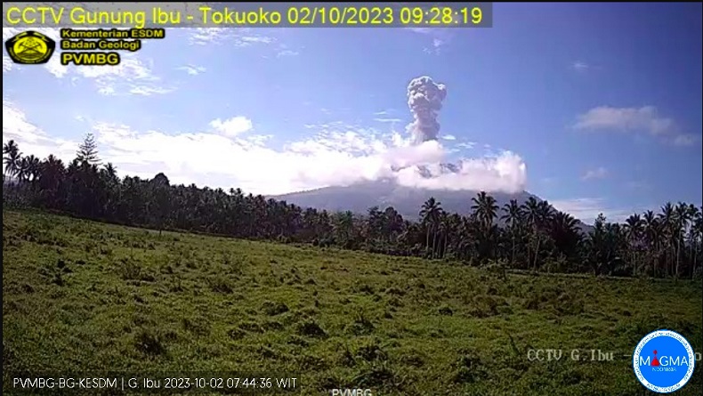 Gunung Ibu Erupsi Senin Pagi, Tinggi Letusan 1,1 Km di Atas Puncak