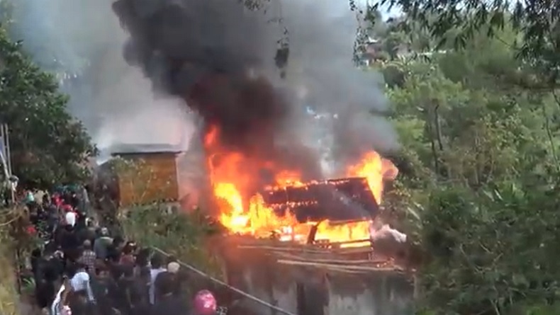 Kebakaran Hebat di Permukiman Padat Mamasa Sulbar, 3 Rumah Ludes